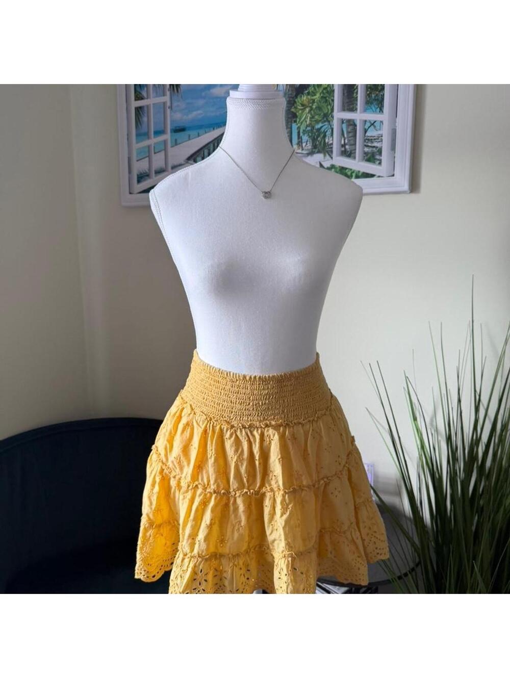 AMERICAN EAGLE yellow mini skirt with elastic waistband and ruffles.